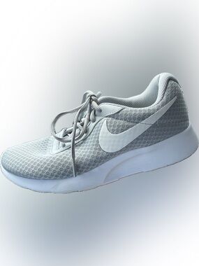 Nike Tanjun Gray Sneakers Women’s 8.5 Lightweight Running Shoes